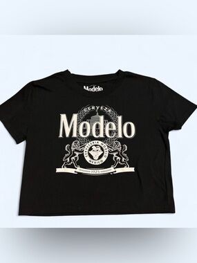 Modelo Black Cropped Tee